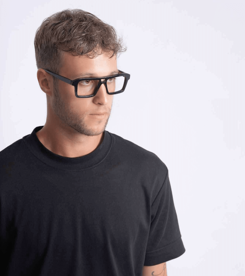 Man met bril van Made in Italy