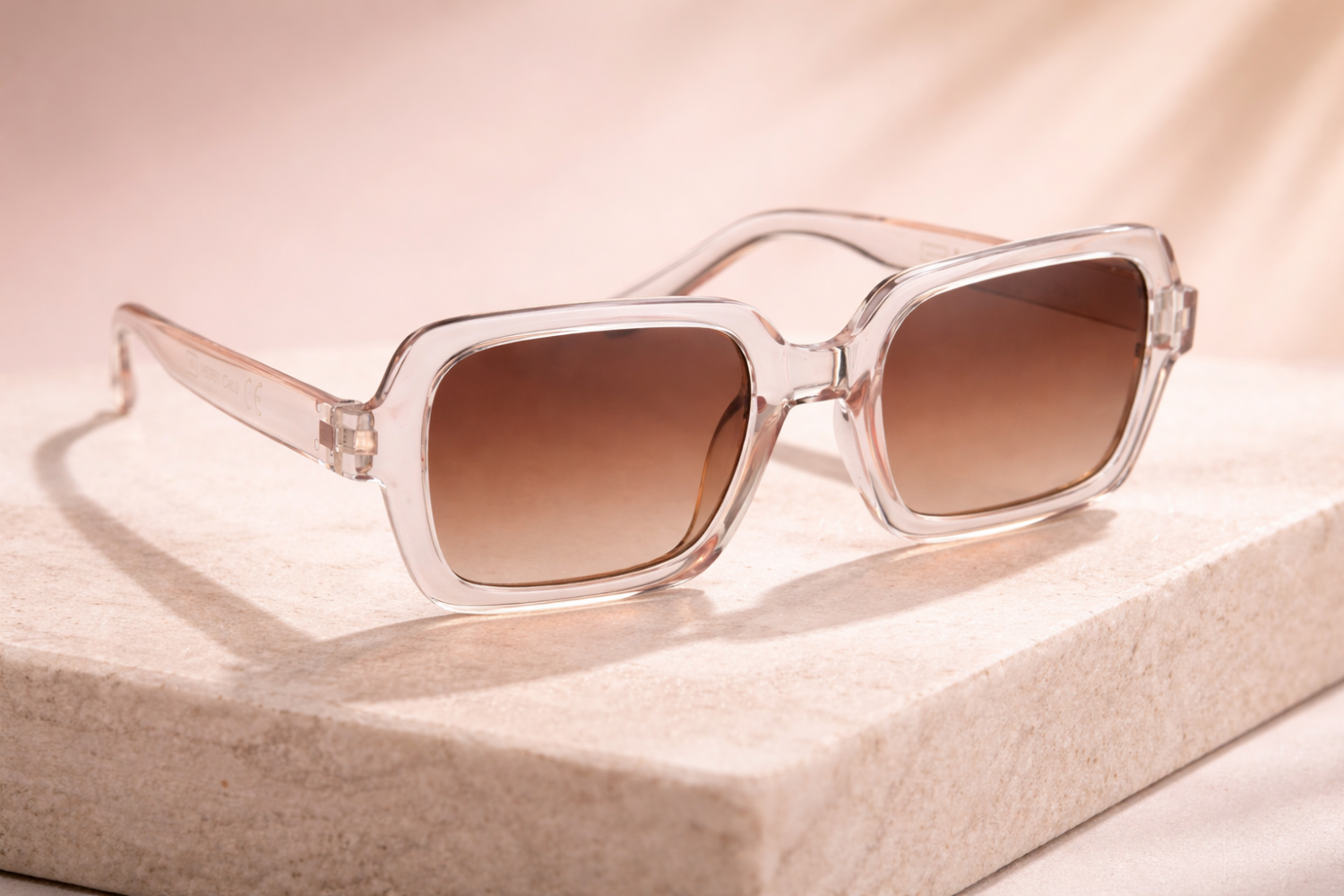 Moderne transparente rechteckige Sonnenbrille mit braunen Gläsern aus hochwertigem Polycarbonat (PC).