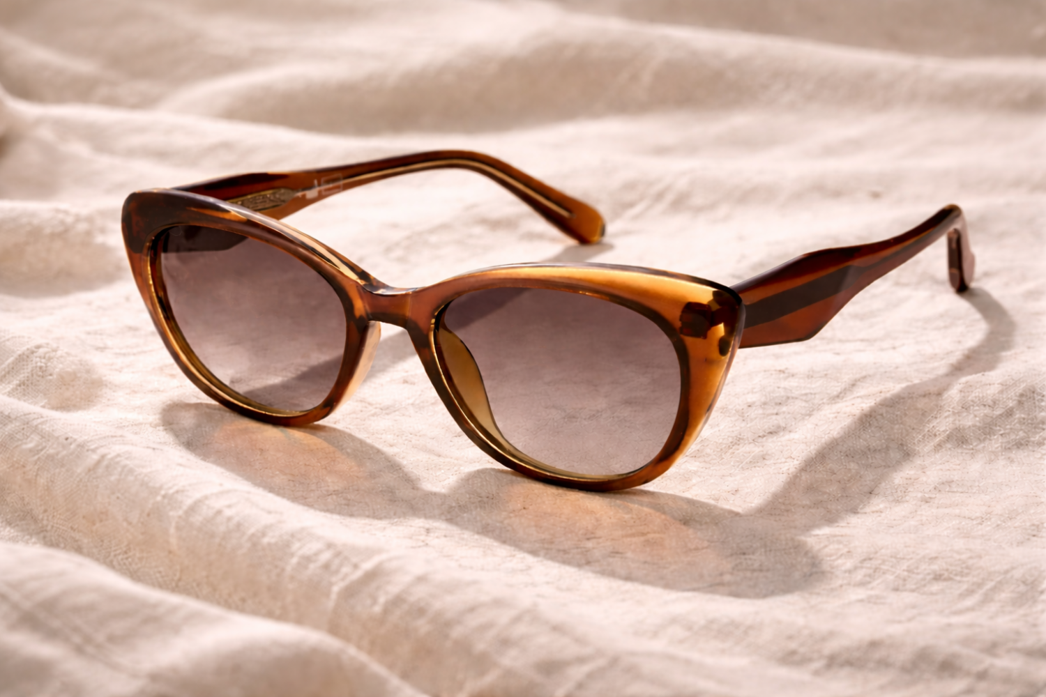 Lunettes de soleil marron élégantes en propionate de cellulose (CP) sur fond de lin beige.