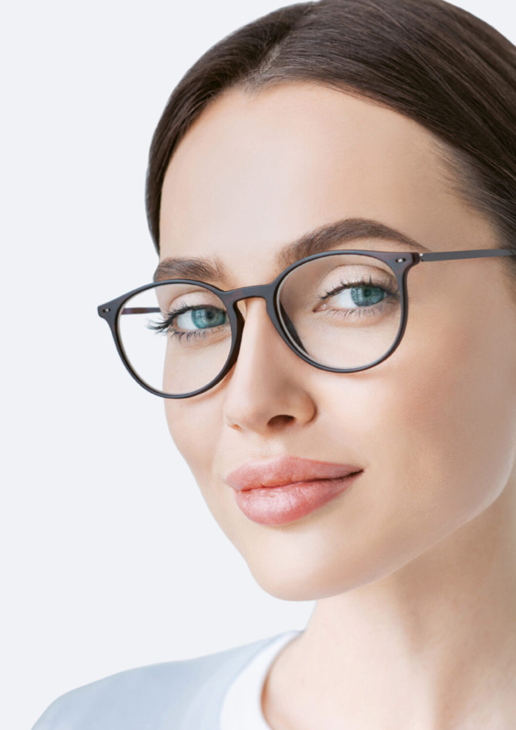 Vista lateral de una mujer morena con gafas oscuras de moda y ojos azules sobre fondo blanco