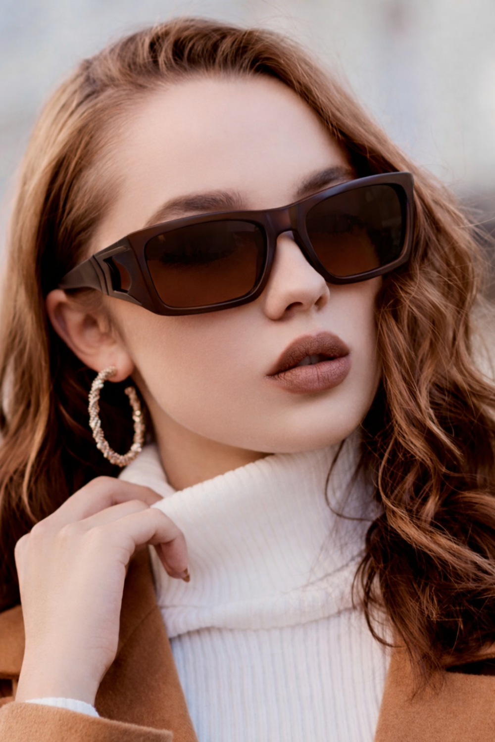 mujer no identificada con unas elegantes gafas sobregafas marrones y cuello alto blanco, ideales para llevar sobre las gafas normales.