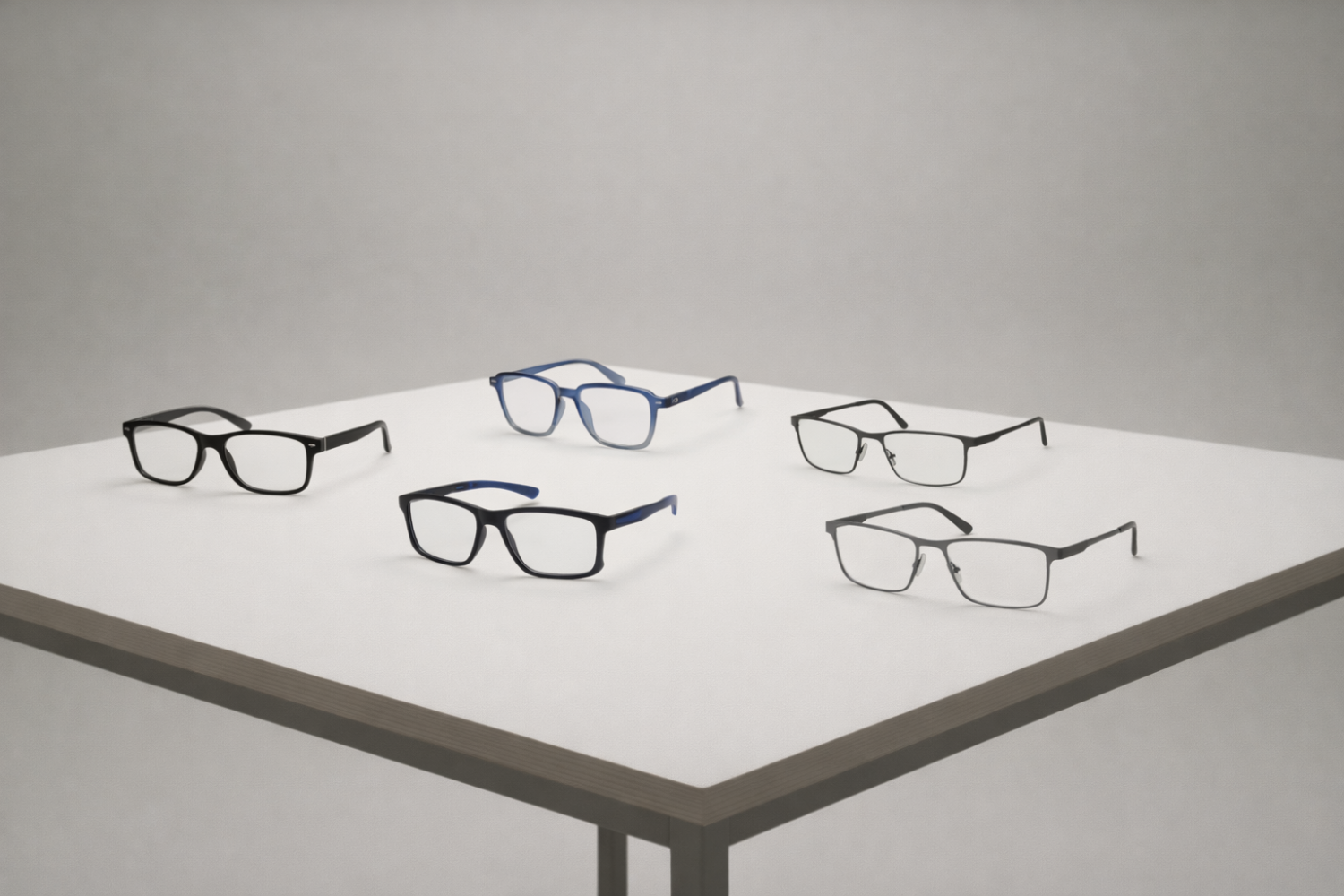 Diferentes monturas de gafas INfocus presentadas sobre una mesa blanca en un entorno minimalista
